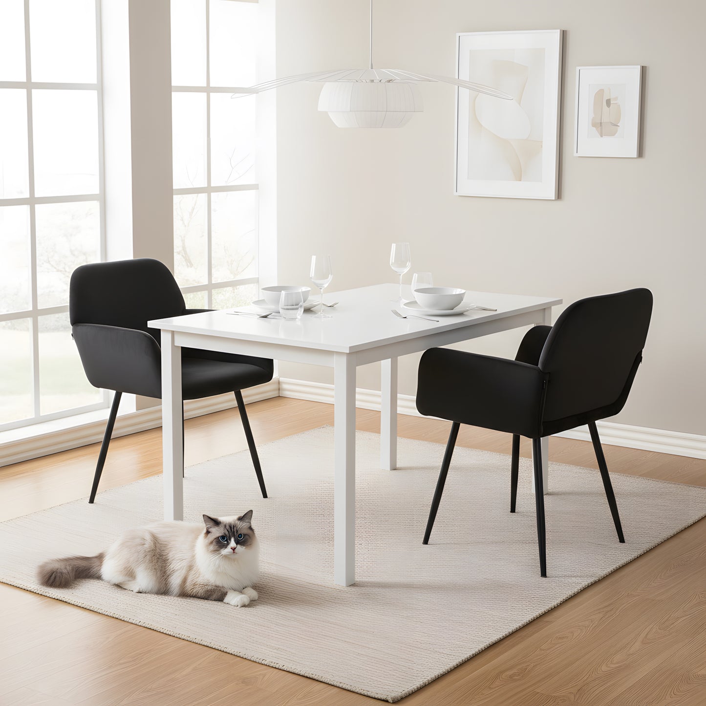 Breiter Esszimmerstuhl mit Samtarmlehnen, Schwarz/Dunkelgrau – KAMELY