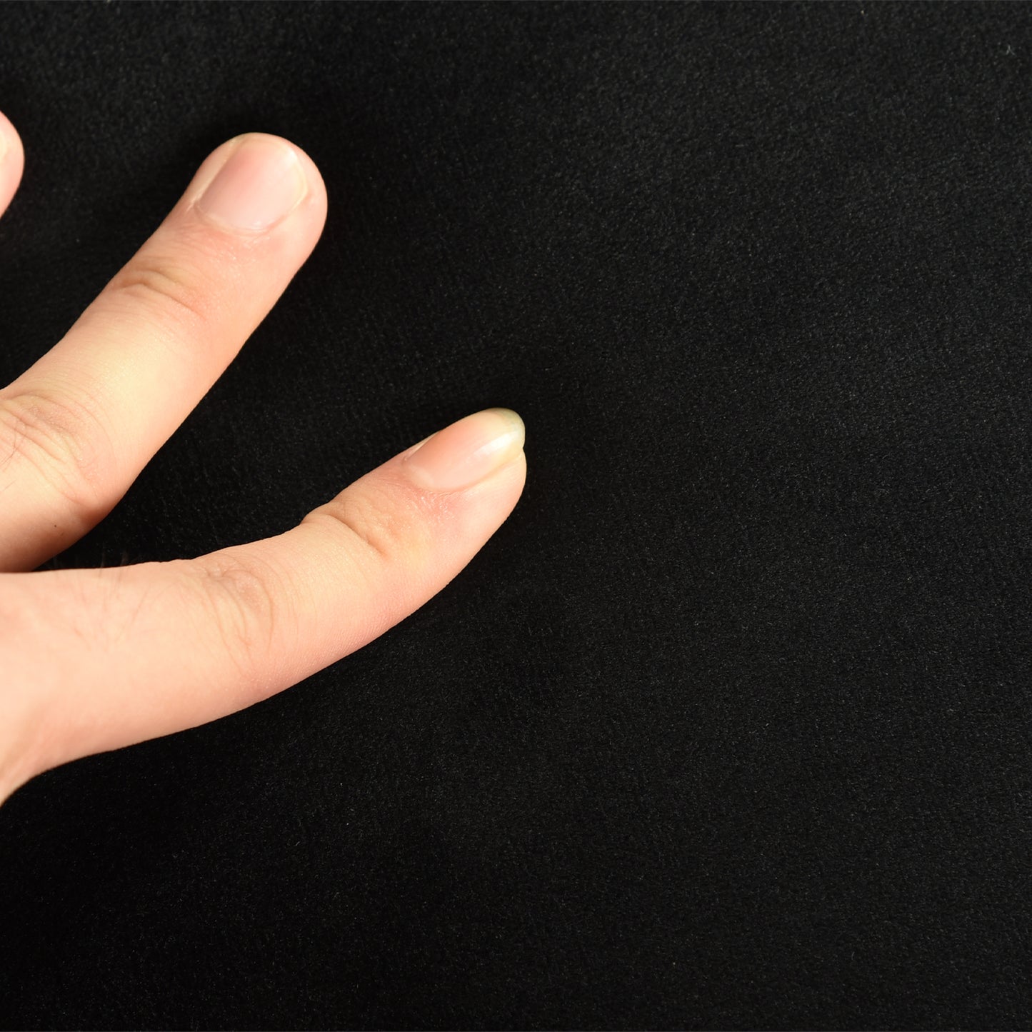 Breiter Esszimmerstuhl mit Samtarmlehnen, Schwarz/Dunkelgrau – KAMELY