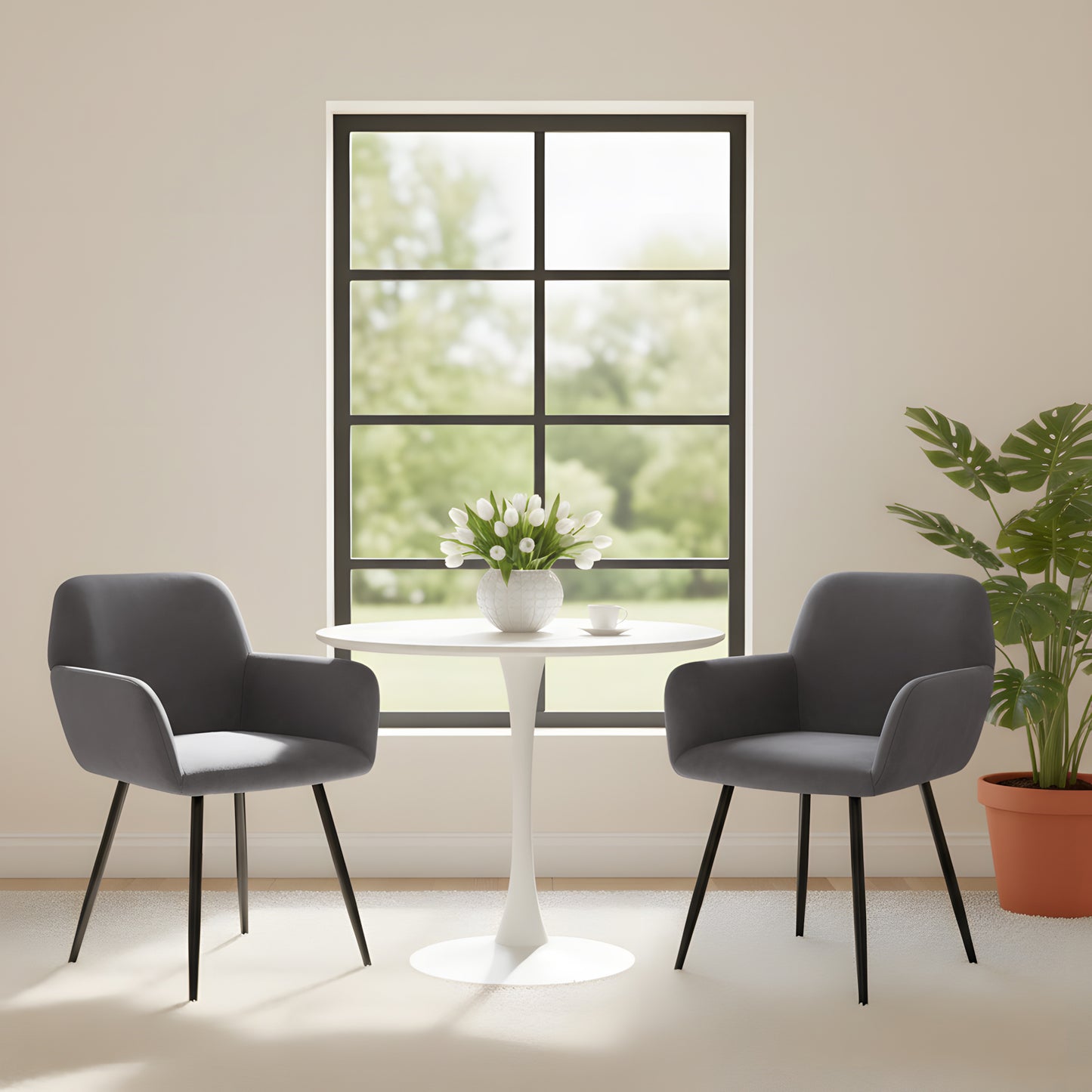 Breiter Esszimmerstuhl mit Samtarmlehnen, Schwarz/Dunkelgrau – KAMELY